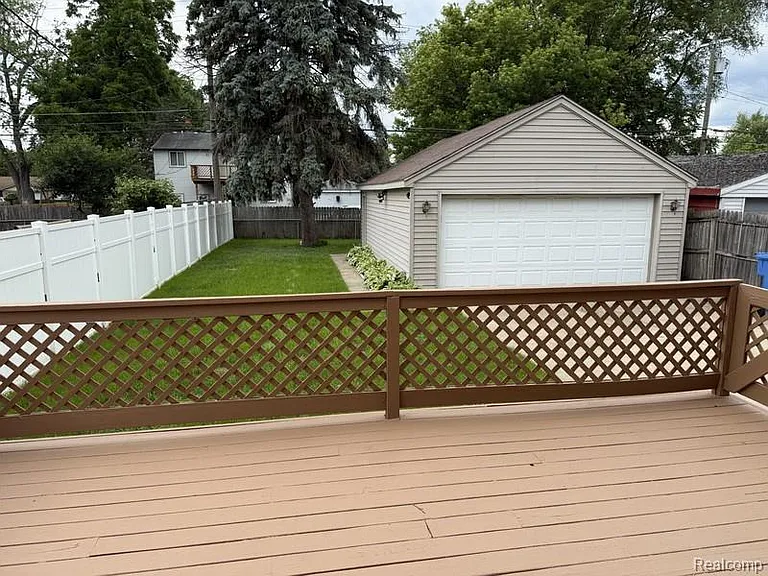 8303 Lenore St — Photo 19