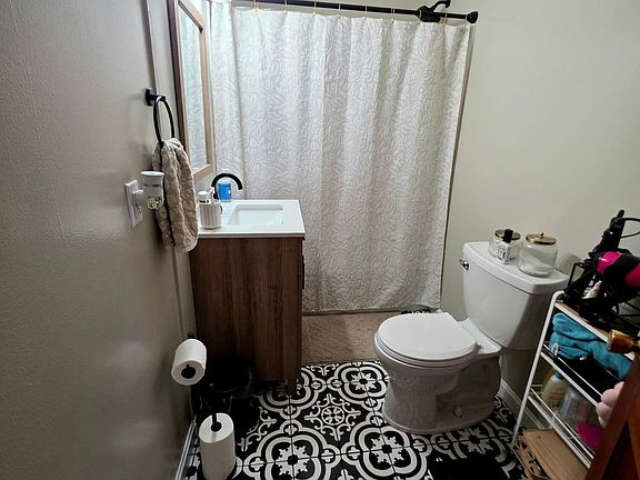 4th image of 402 Garden Ct