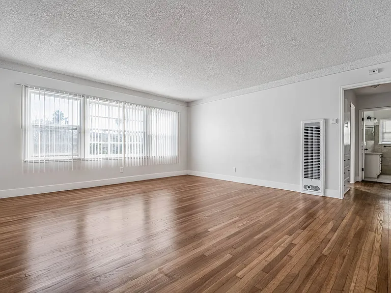 4063 Sutro Ave — Photo 11
