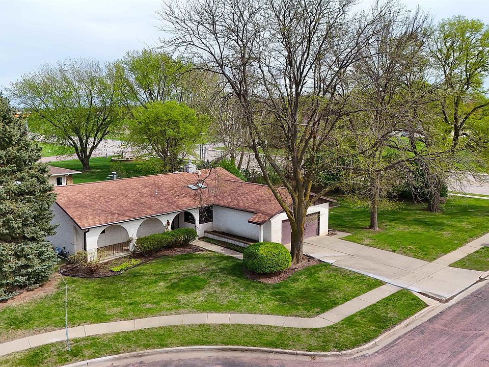 1st image of 709 Brooks Dr