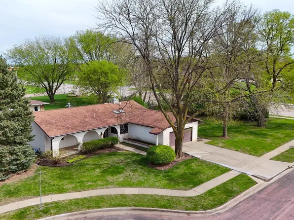 709 Brooks Dr, Vermillion, SD 57069
