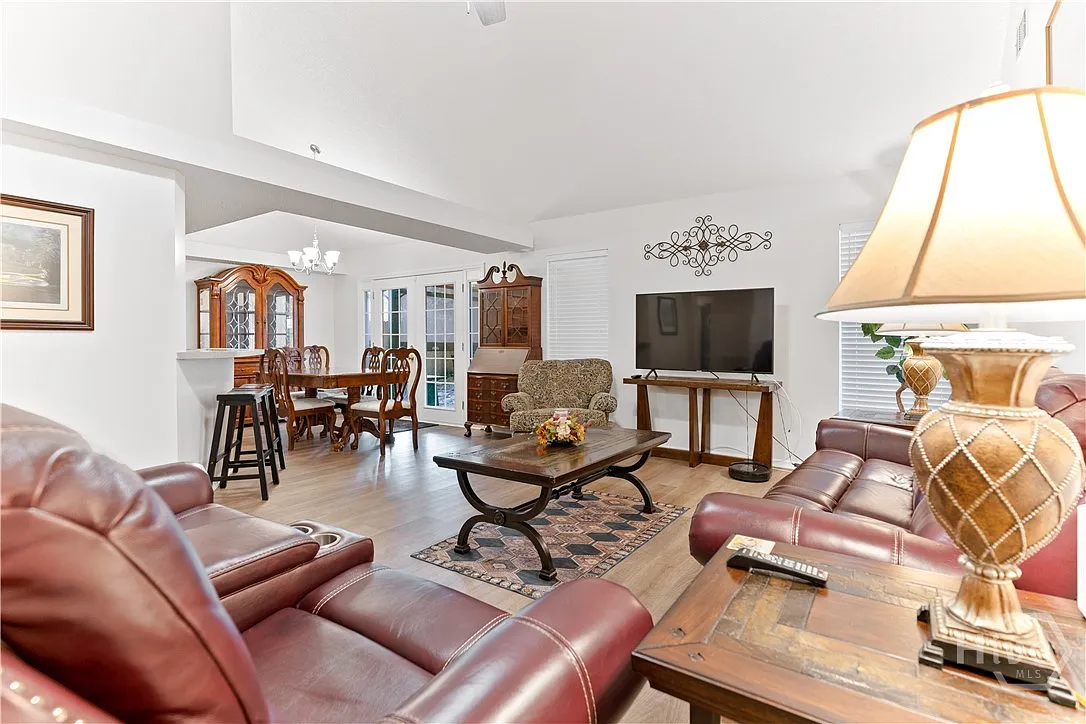 3 bed, 2.0 bath, 1462 sqft, $2,700 — Photo 2