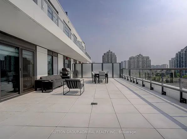 8 Beverley Glen Blvd #712, Vaughan, ON L4J 0G8