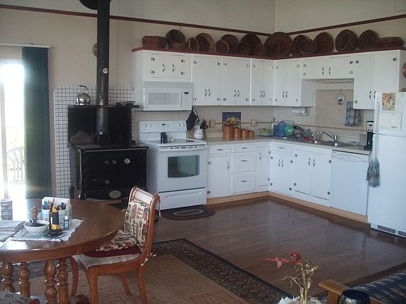 Kitchen w/ newer appliances