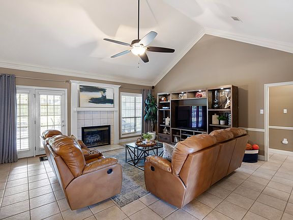 5th image of 820 Mallard Ln