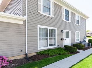 1375 Woodcutter Ln UNIT B, Wheaton, IL 60189