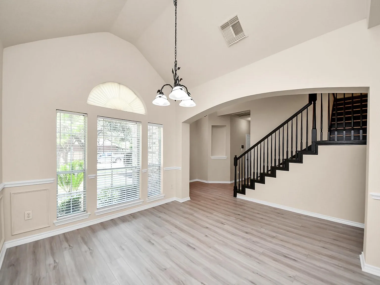 5 bed, 3.0 bath, 2571 sqft, $2,700 — Photo 3