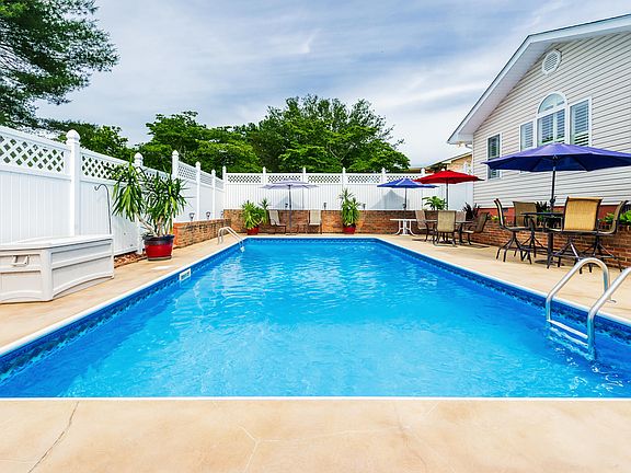3rd image of 717 Eblen Cir