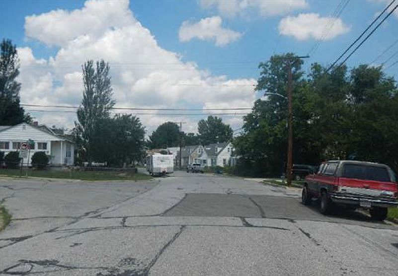 2nd image of 916 Nichols Dr
