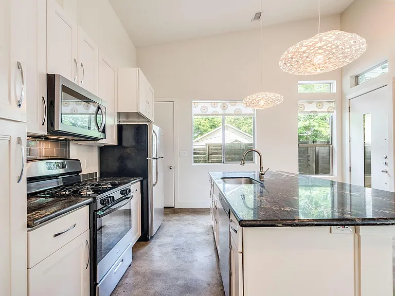 1404 Singleton Ave #B — Photo 6