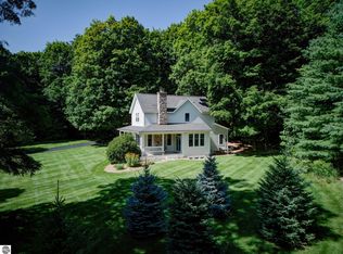 9601 E Stonehouse Rd, Suttons Bay, MI 49682