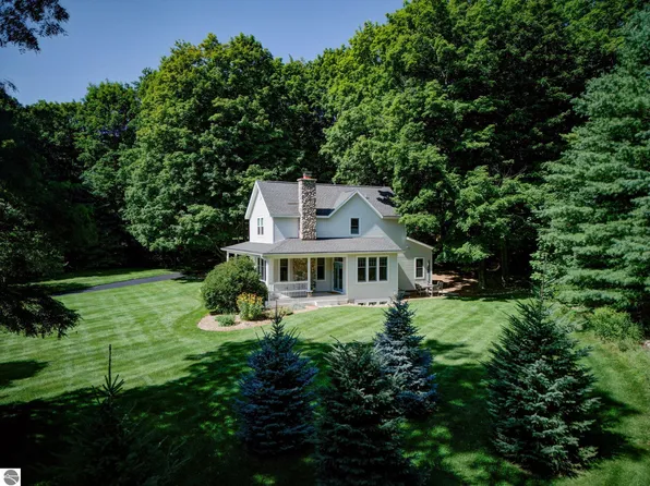 9601 E Stonehouse Rd, Suttons Bay, MI 49682