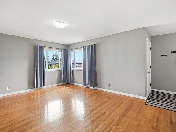 4th image of 111 N 42nd Ave NE