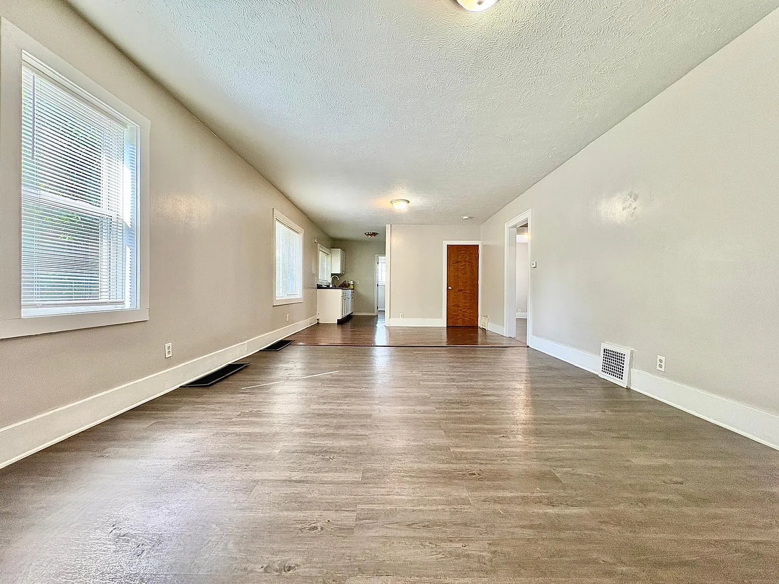3 bed, 954 sqft, $1,378 — Photo 3