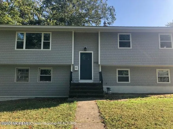 442 Redmond Ave, Oakhurst, NJ 07755