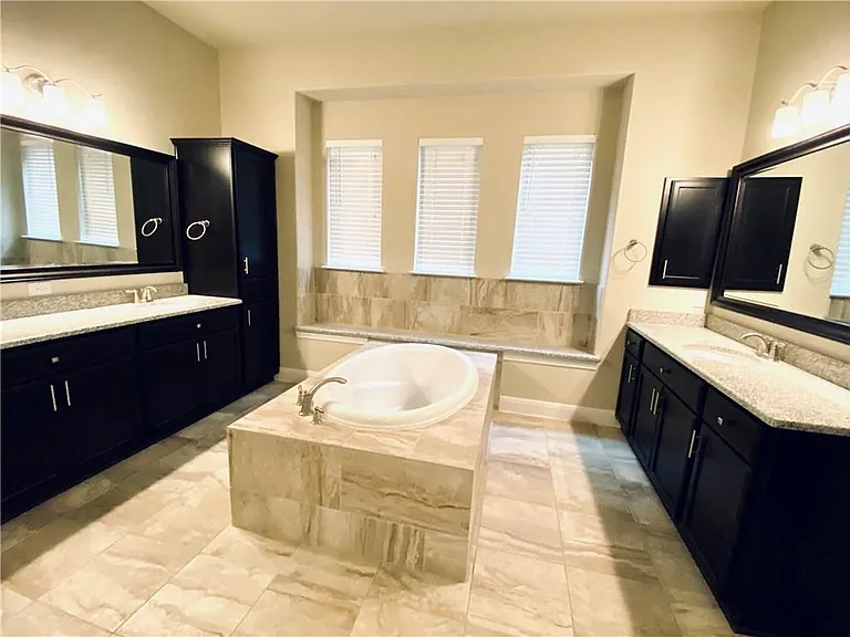 821 Richardson Ln — Photo 15