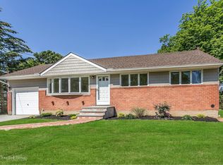 14 Pepper Cir S, Massapequa, NY 11758