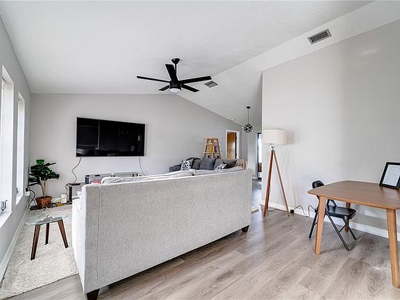 4th image of 218 Mark Twain Ln