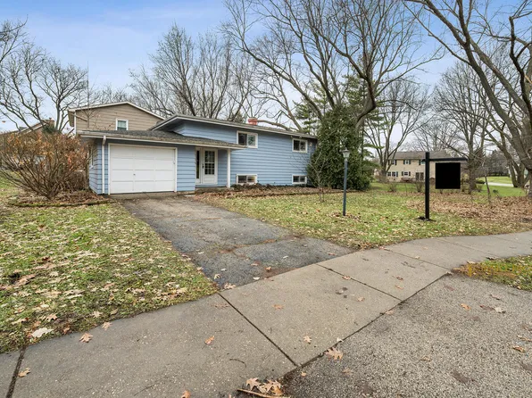 418 Glen Garry Rd, Cary, IL 60013