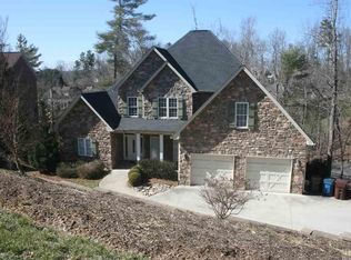 706 N Shore Dr, Hickory, NC 28601