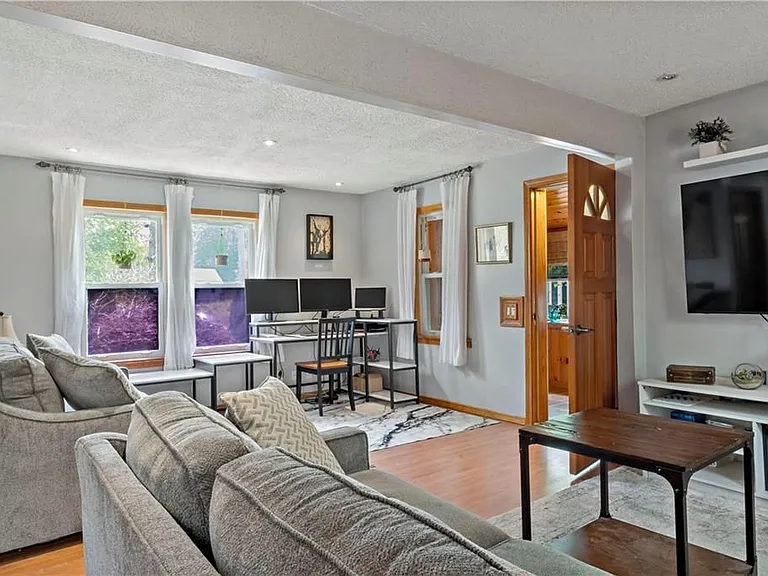 185 Ottawa Ave — Photo 9