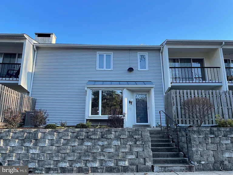 121 E Chelsea Cir — Photo 3