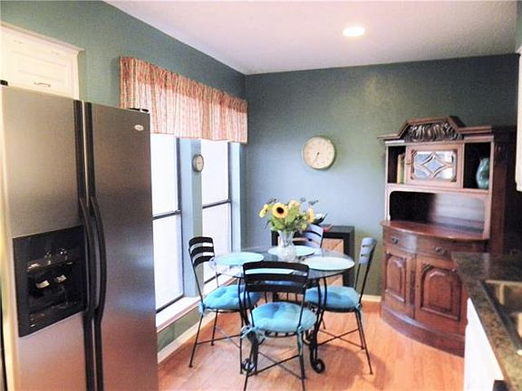 3rd image of 732 Carriage Way