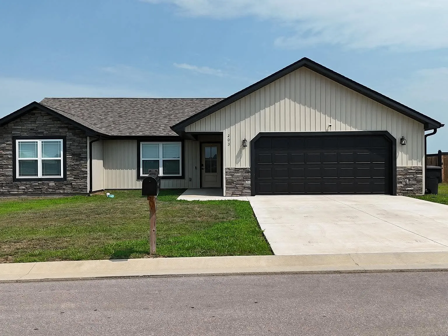 4 bed, 1580 sqft, $2,000 — Photo 1