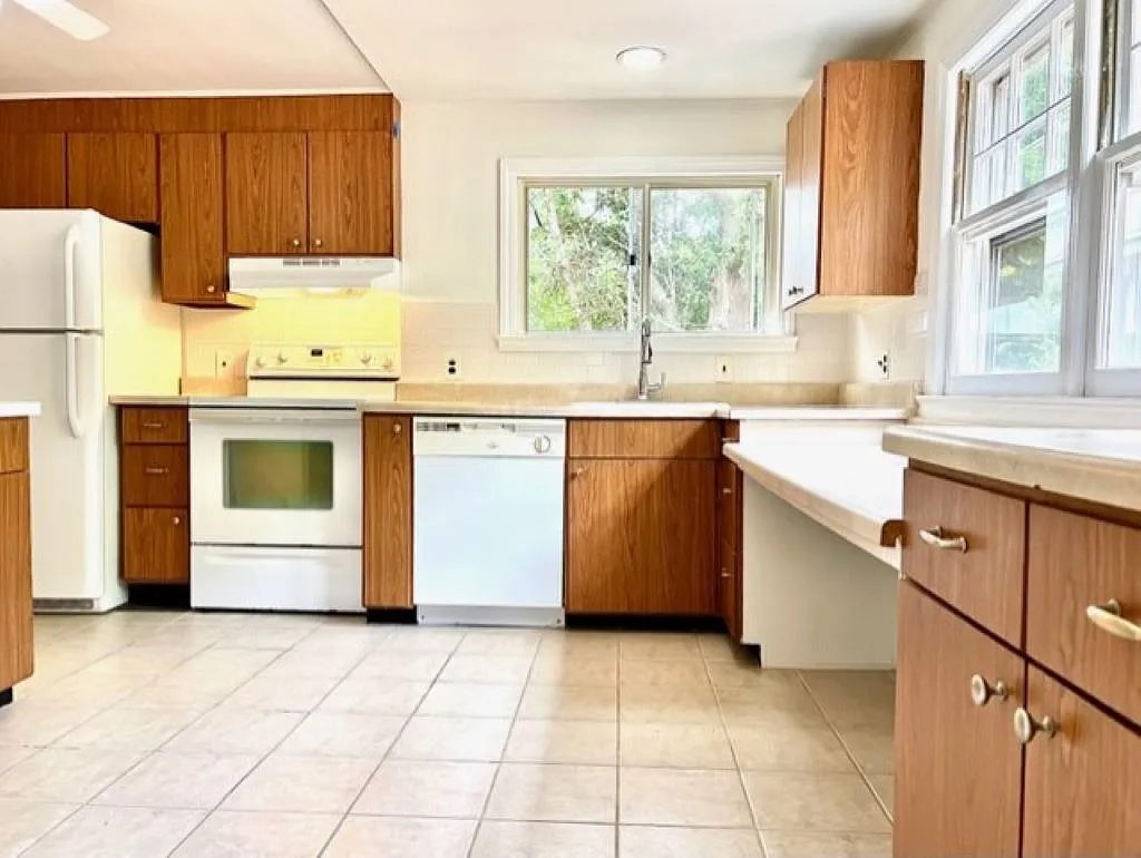 Walk to Village/Ocean from Charming, Talmage Lane Traditional — Photo 4