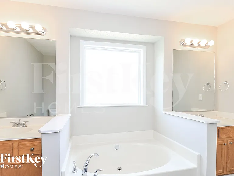 1800 Holly Crescent Ln — Photo 9