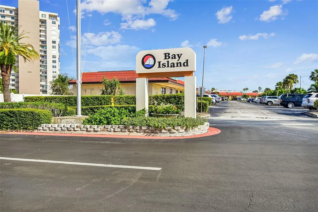 2 bed, 2.0 bath, 1300 sqft, $3,200 — Photo 2