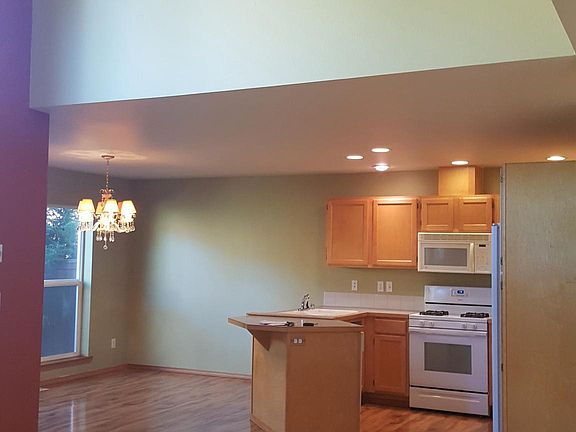 Dining space, breakfast bar & kitchen: gas stove, dishwashe