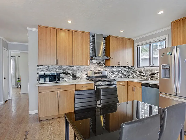 184 Canterbury Ave — Photo 9