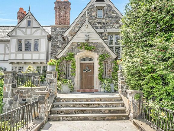 3rd image of 19 Park Drive S