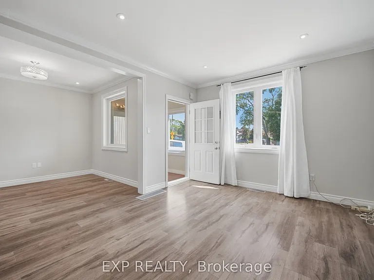 1052 Alexandra Ave — Photo 4
