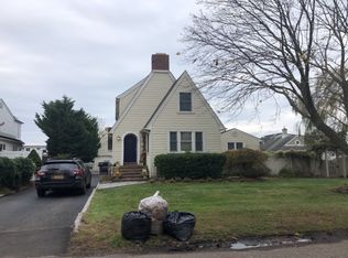 211 W Islip Rd, West Islip, NY 11795