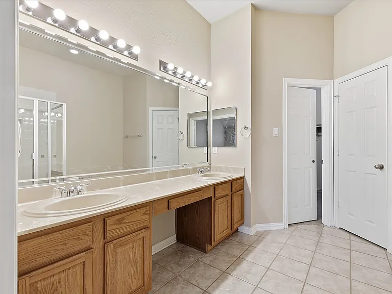1725 Brookview Dr — Photo 9