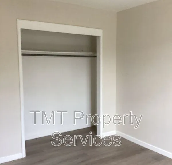 137 W 3rd St — Photo 12