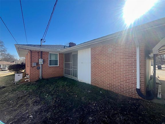 2nd image of 412 Green Acres St