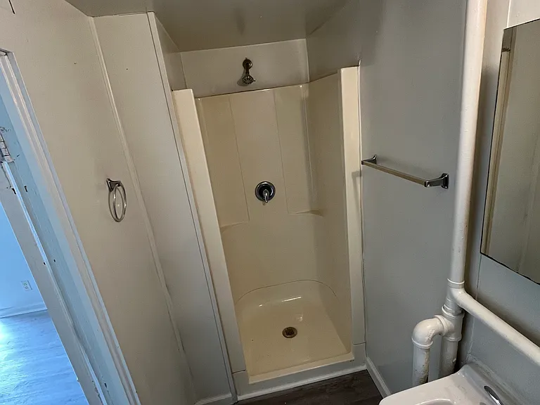406 S Meridian St #6 — Photo 3