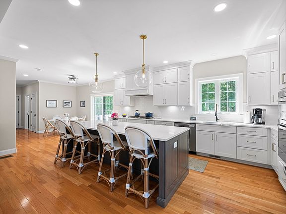 4th image of 6 Genevieve Ln