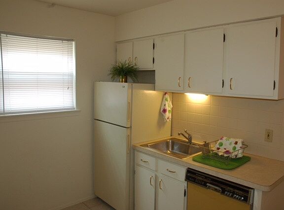 5th image of 421 Bloomfield Avenue - D1