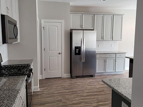 4th image of 680 Barneswyck Dr