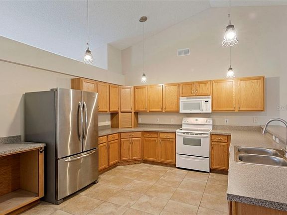 5th image of 2261 Amberly Ave