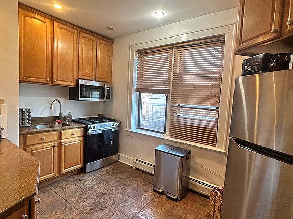 3rd image of 553 Undercliff Ave #12A