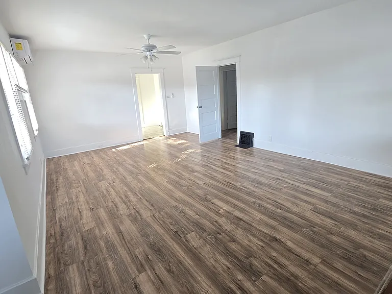 203 E Elm St — Photo 12