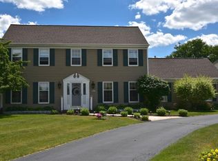 N24W22711 Meadowood Ln, Waukesha, WI 53186