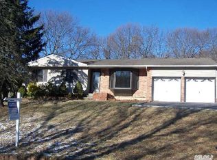 7 Hettys Path, Centereach, NY 11720