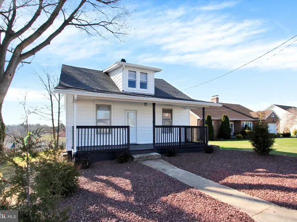 38 W Pennsylvania Ave, Stewartstown, PA 17363