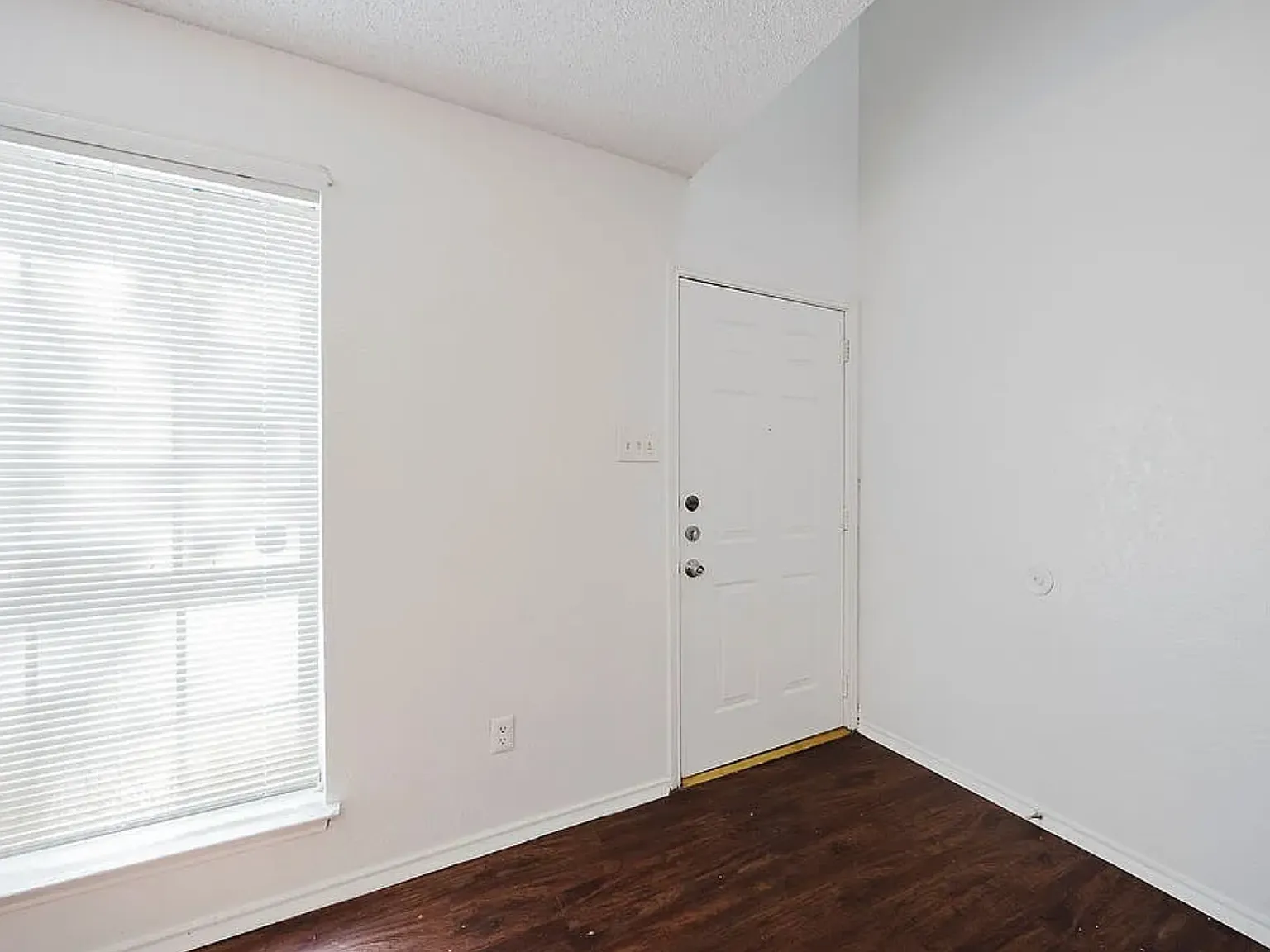 2 bed, 1.5 bath, 1071 sqft, $1,600 — Photo 4